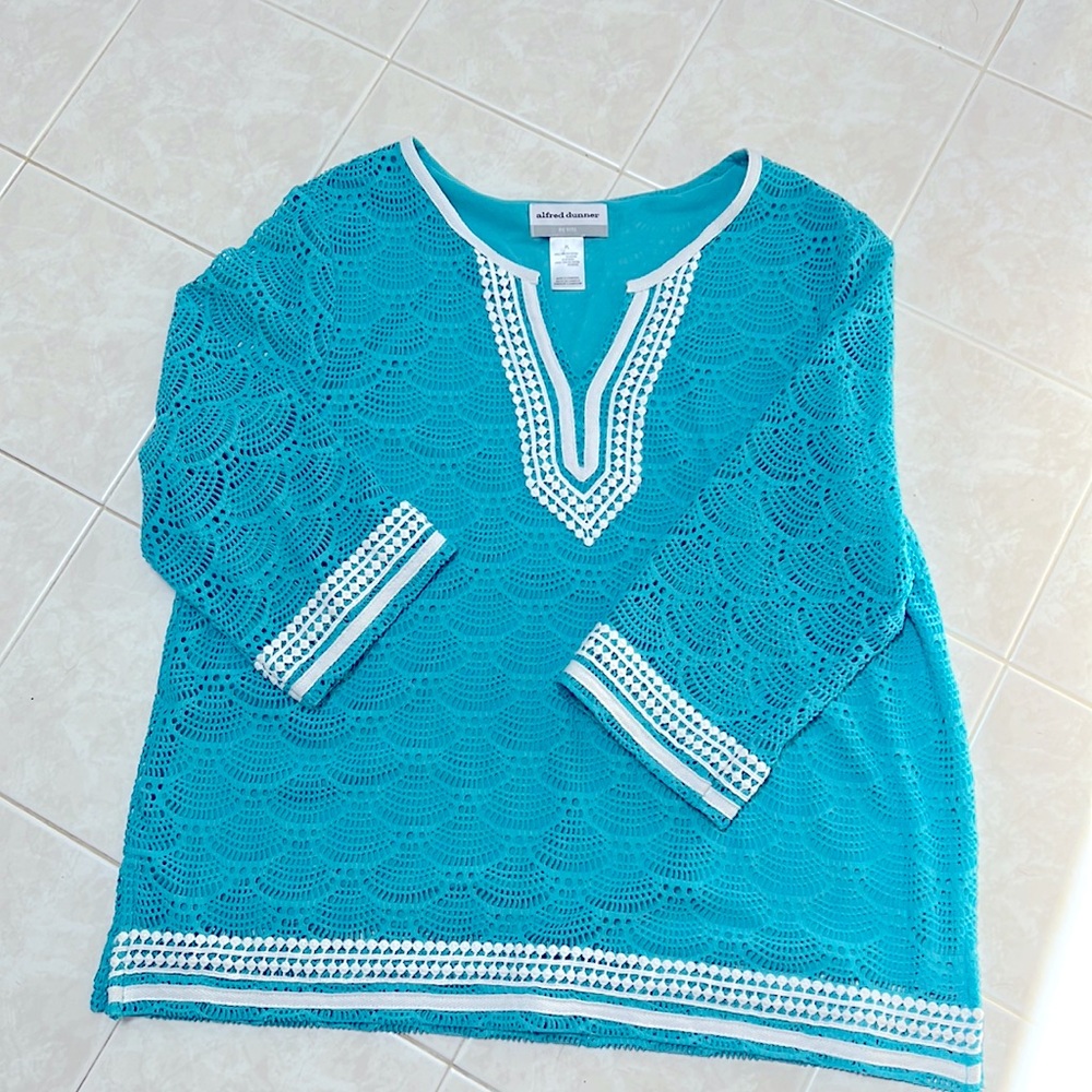 Beautiful open weave summer top with bright white trim by Alfred Dunner